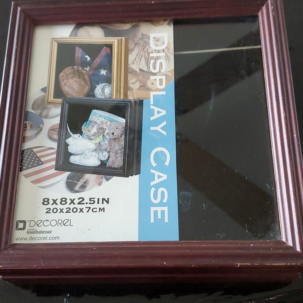 Display case - Picture 2 of 4